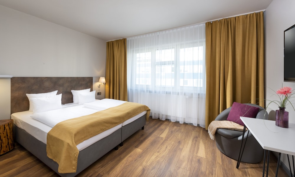Pure, Twin Beds, Courtyard View