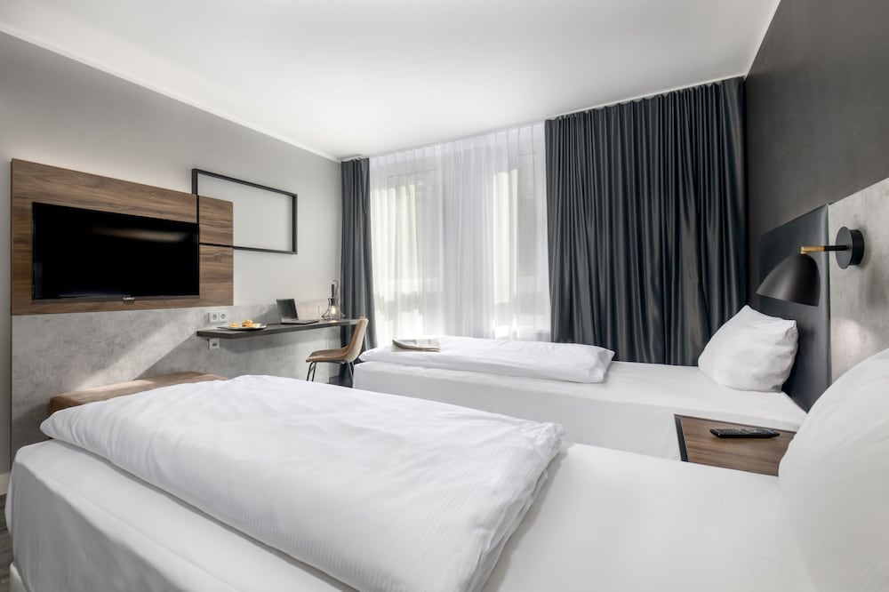 Scotty + Paul Hotel Deggendorf 11/50