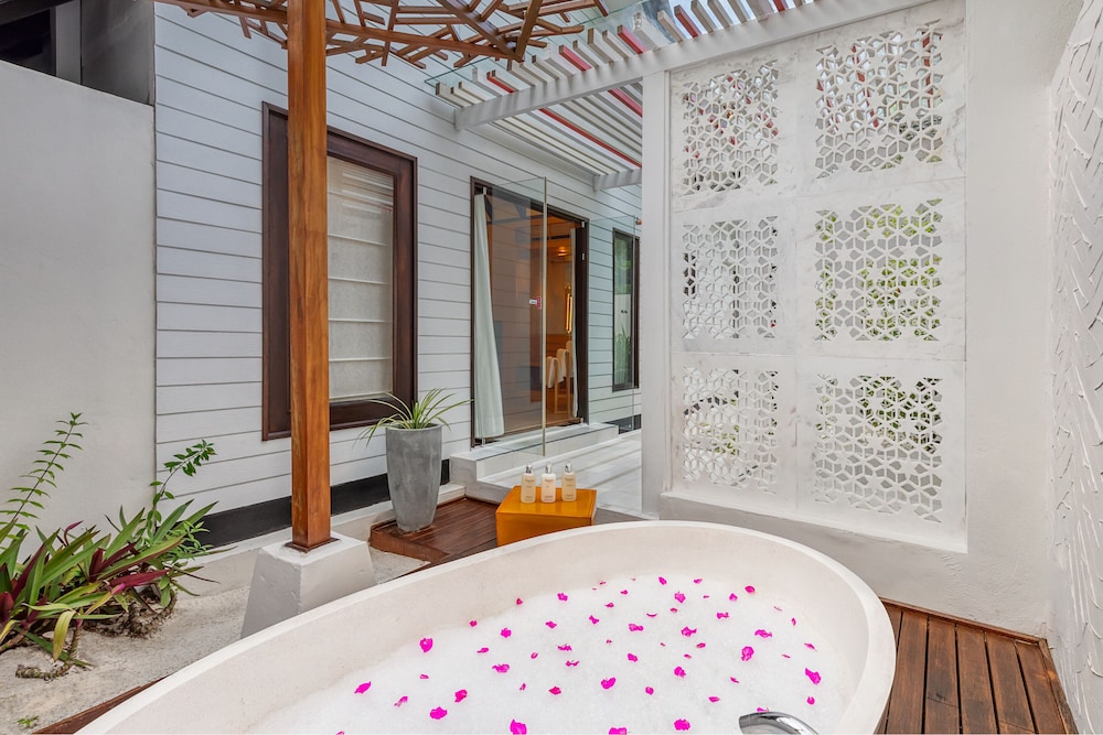 Ozen Life Maadhoo Resort 62/63