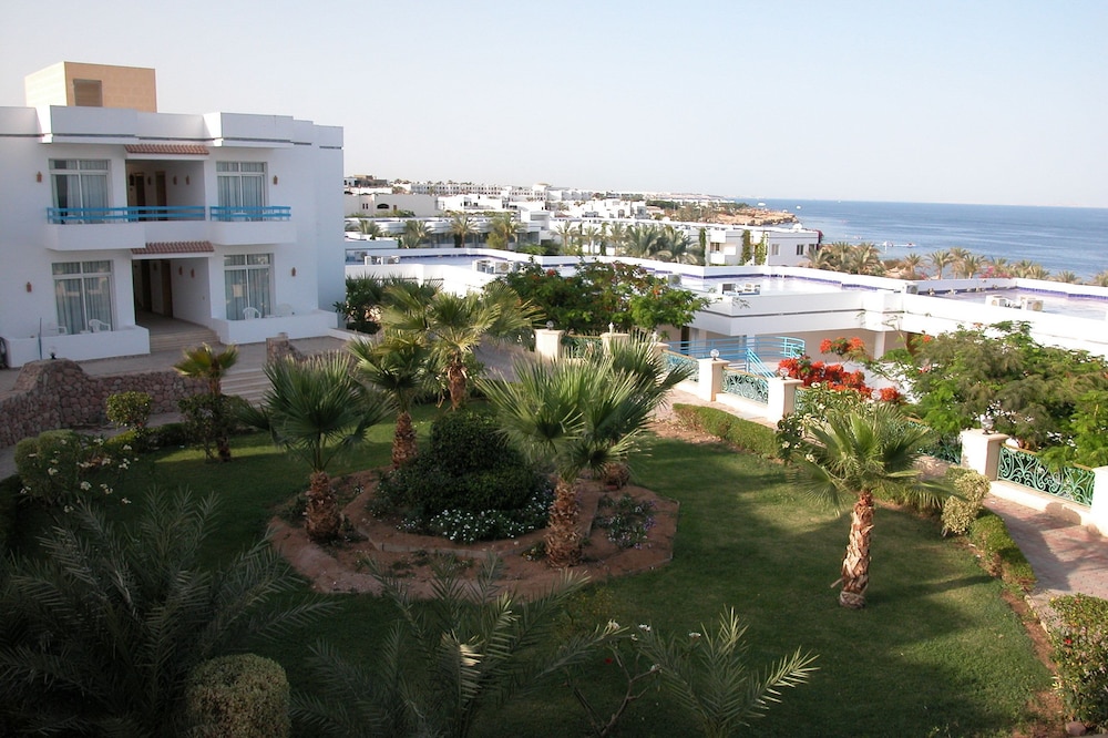 Queen Sharm Resort 3/50