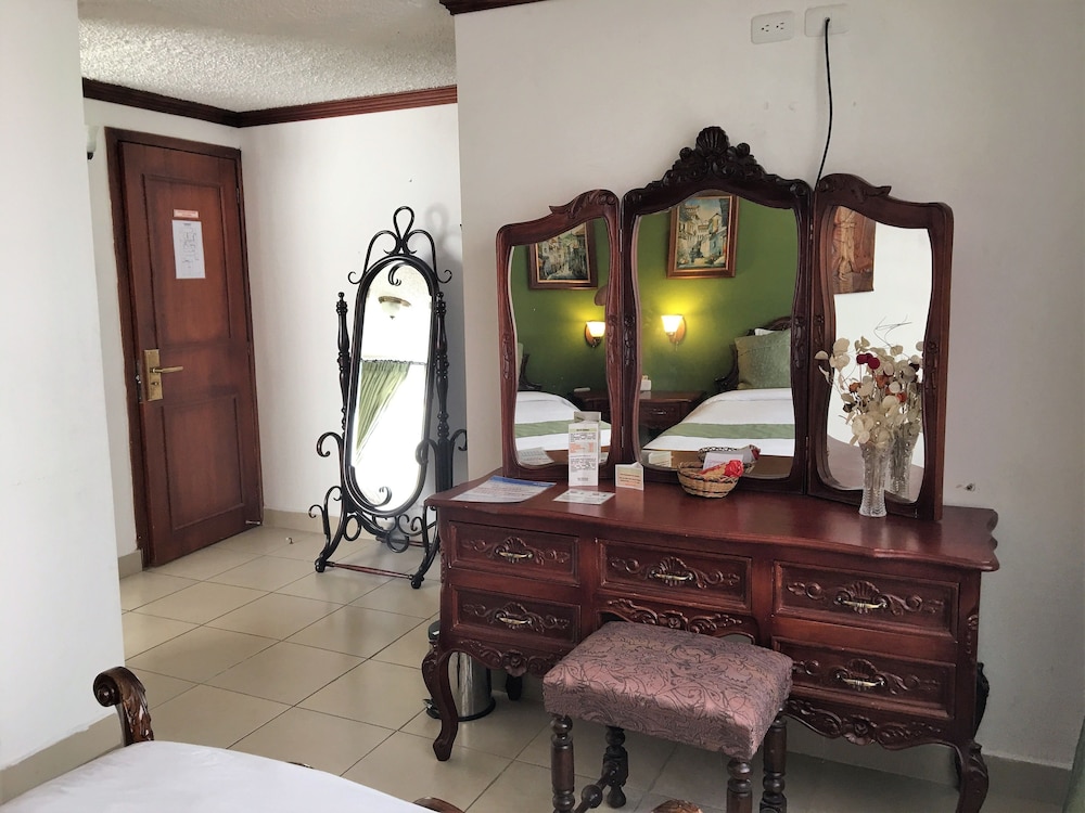 Hostal Mitad Del Mundo 53/69