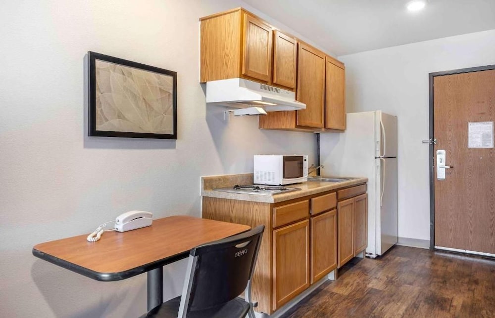 Studio 6 Extended Stay Wichita South KS 36/51