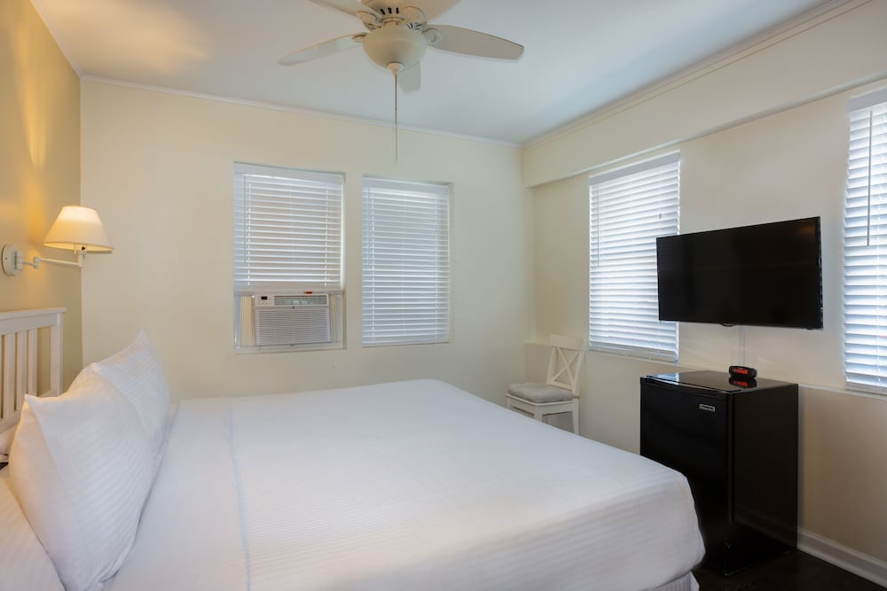SOUTHERNMOST, KING BED
