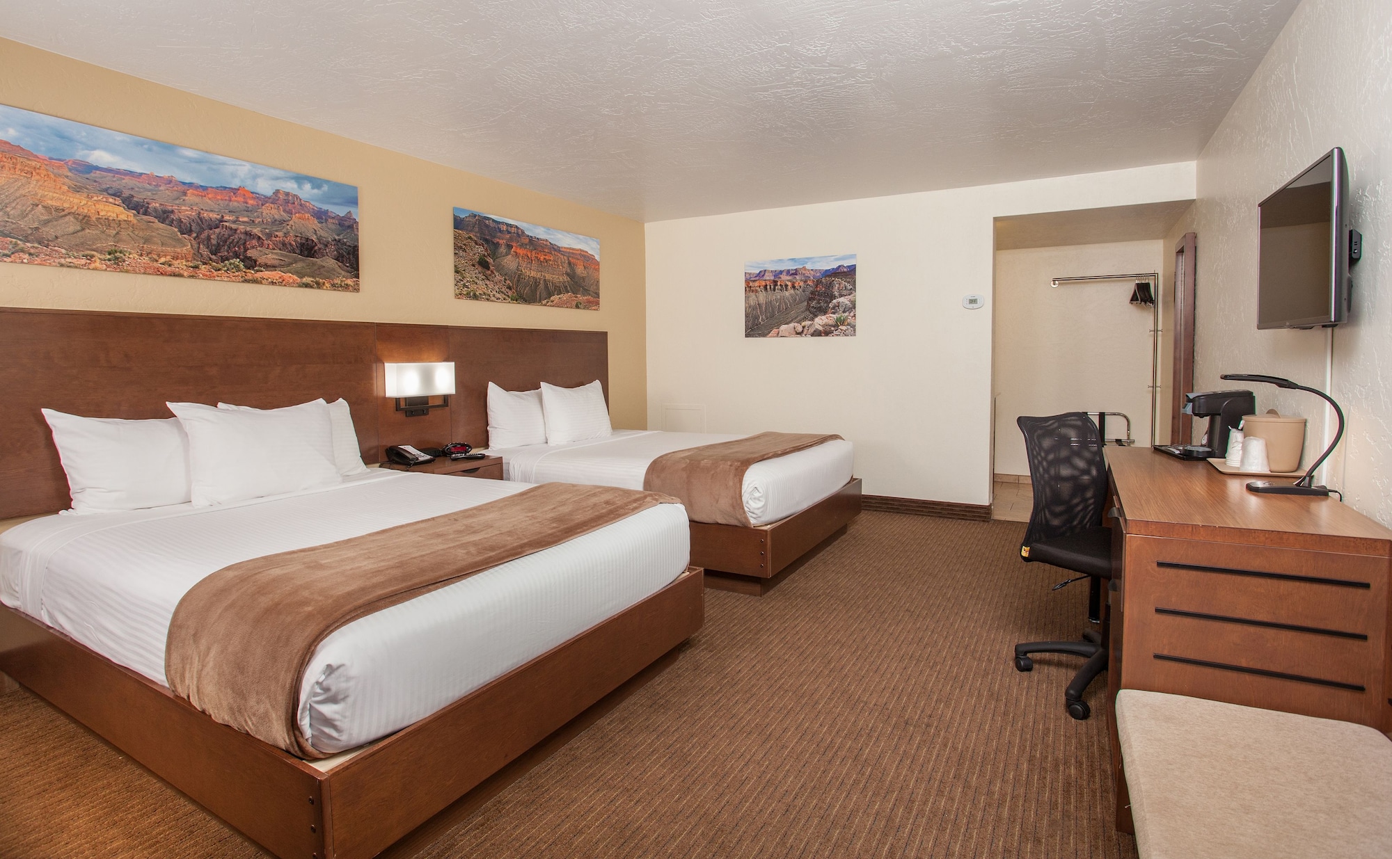 Motel, Economy, 2 Queen Beds، Red Feather Lodge 3/4