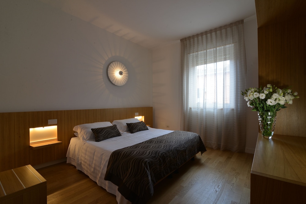 ROOM, DOUBLE BED