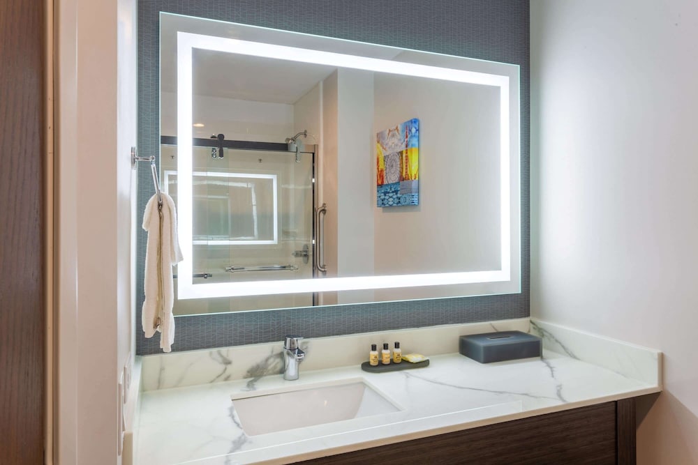 La Quinta Inn & Suites by Wyndham Shorewood 18/40