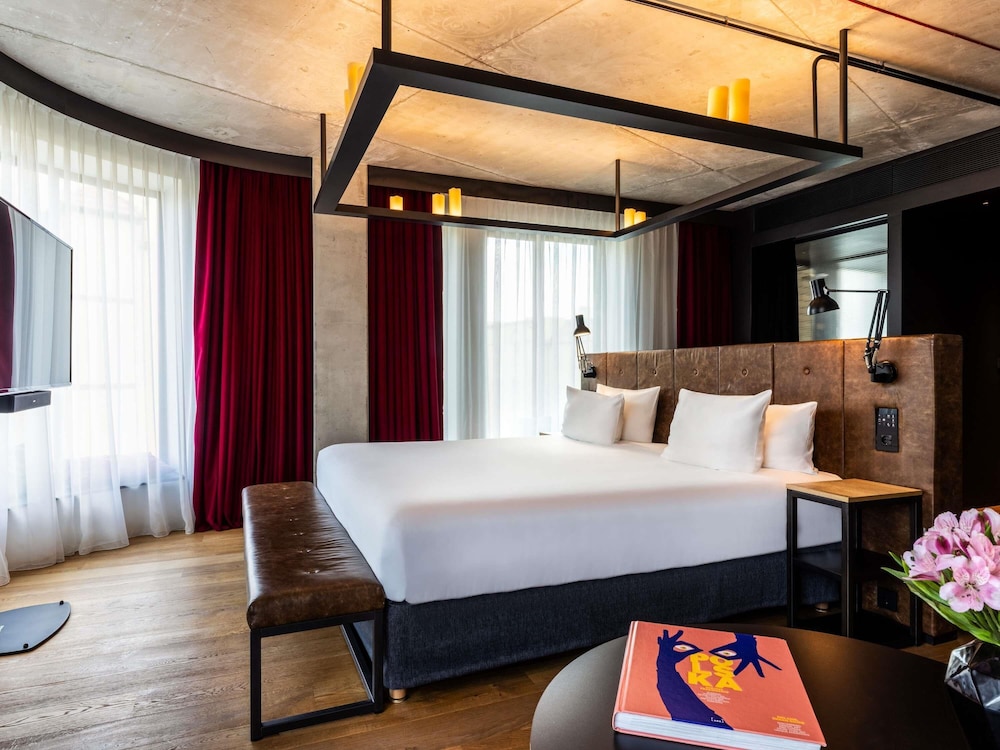 JUNIOR SUITE, KING BED