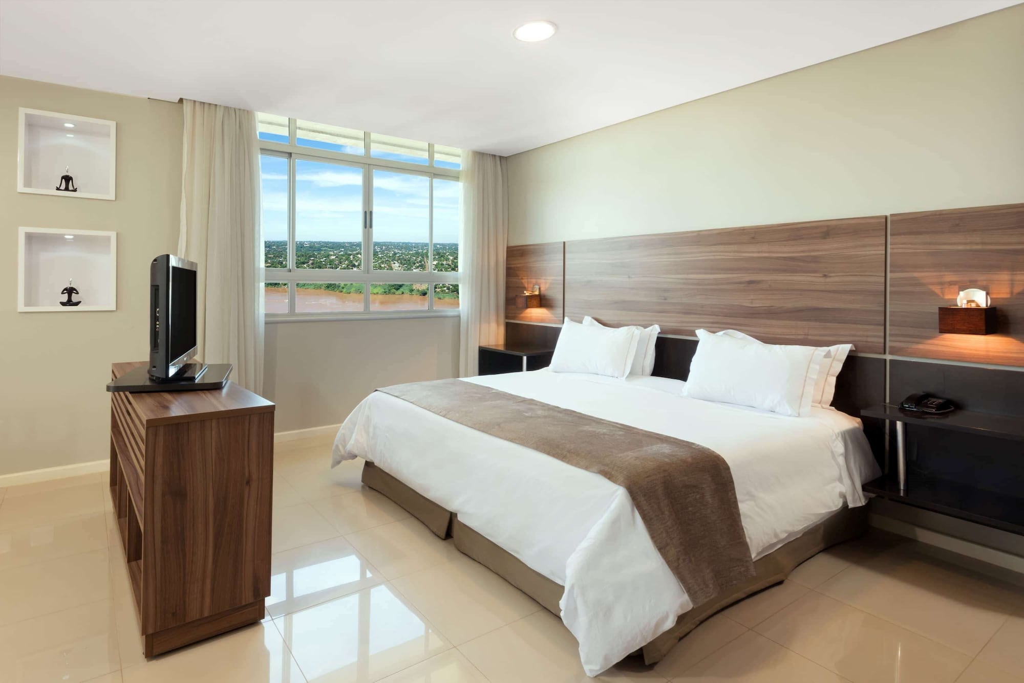 Royal, Suite, King Bed, Jetted Tub, Wyndham Golden Foz 3/4
