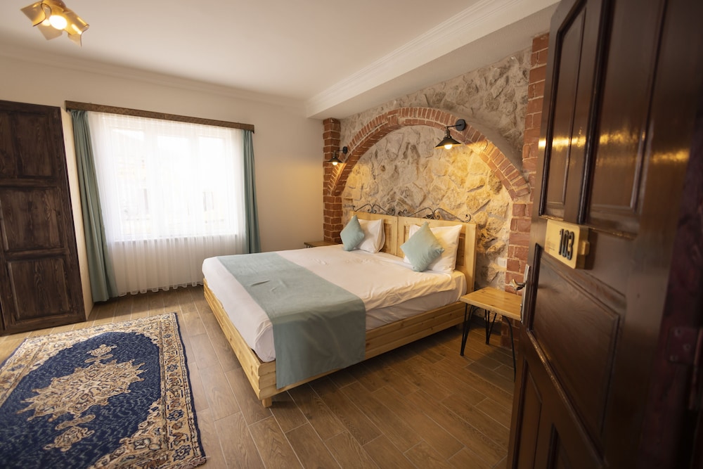 ROOM, TRIPLE, BALCONY