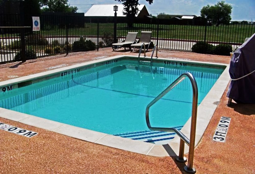 Days Inn & Suites by Wyndham Mineral Wells 6/37