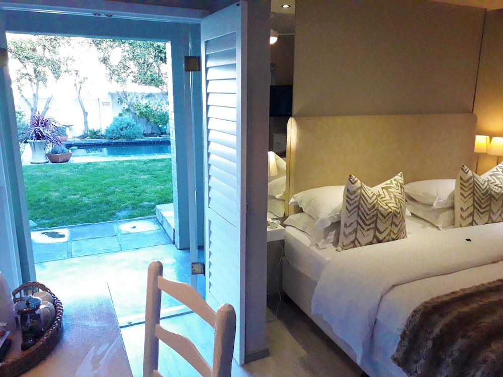 Courtyard, King Bed