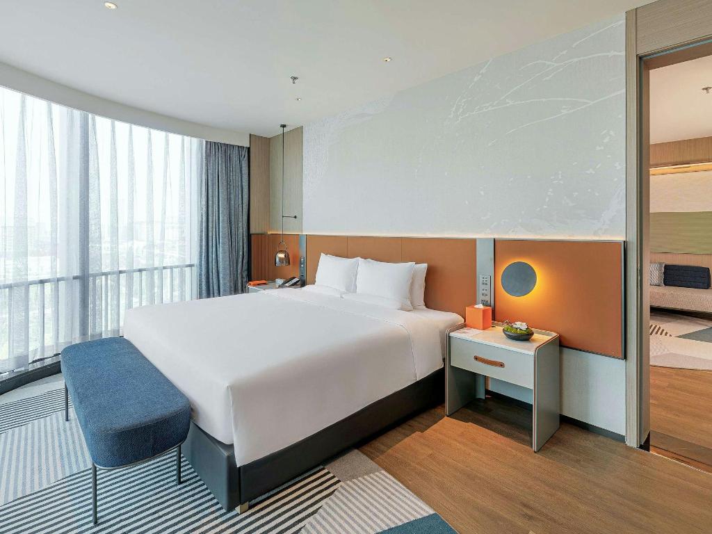 EXECUTIVE, SUITE, KING BED, LOUNGE ACCESS
