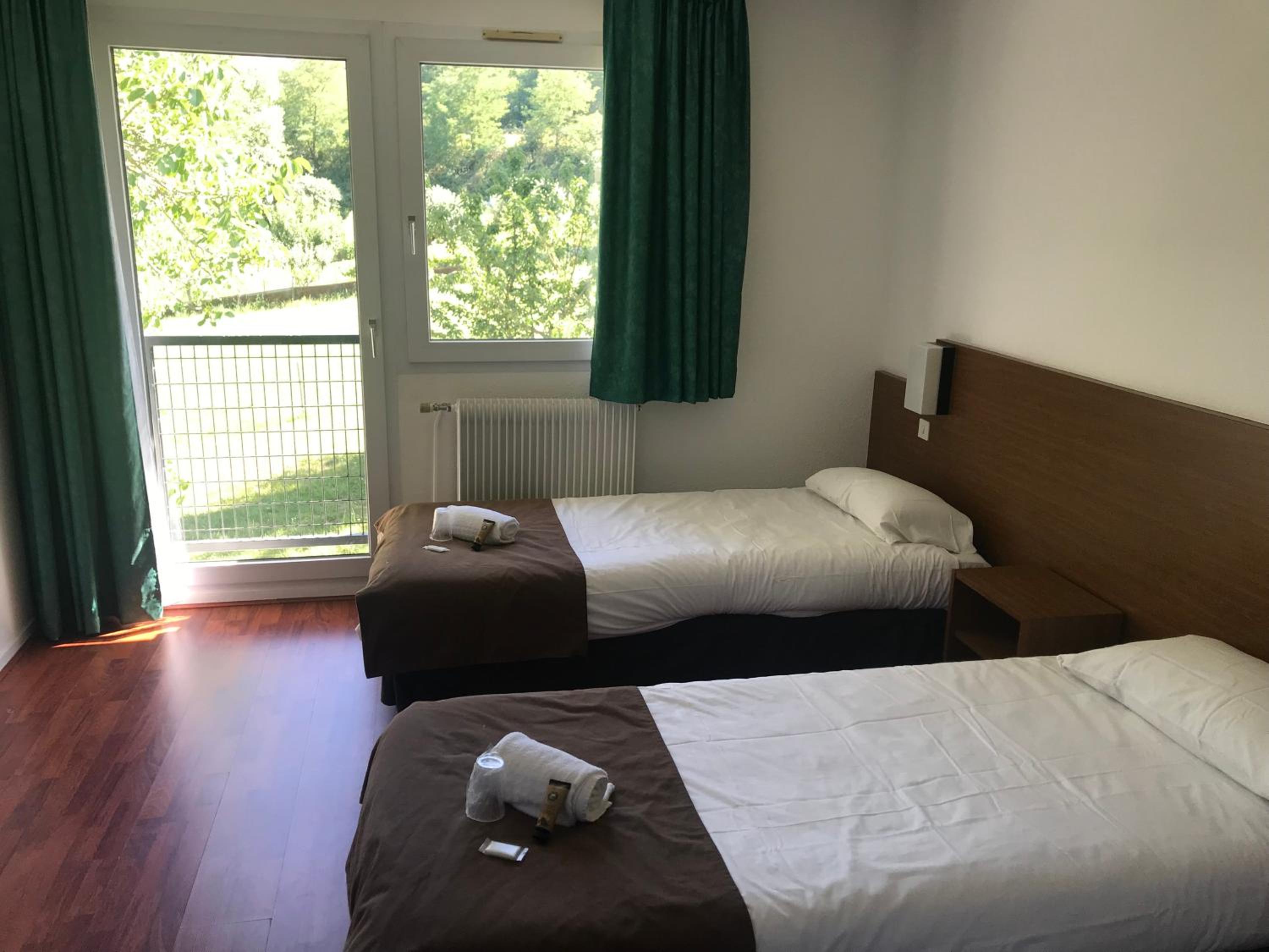 ROOM, TWIN BEDS
