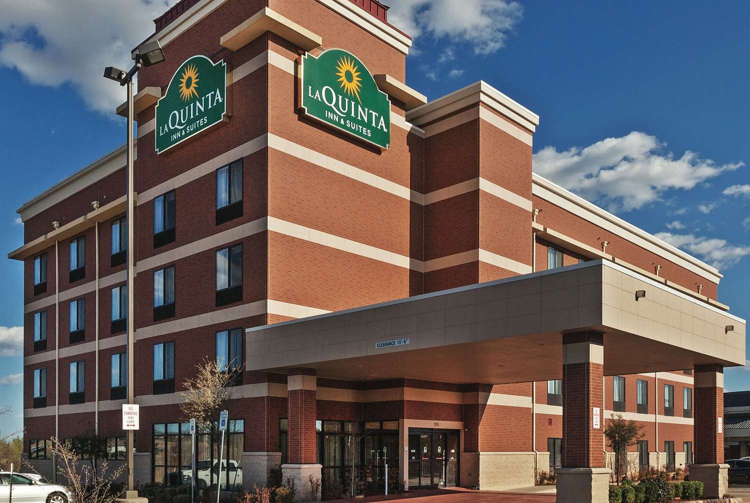 La Quinta Inn and Suites by Wyndham Edmond thumb 4