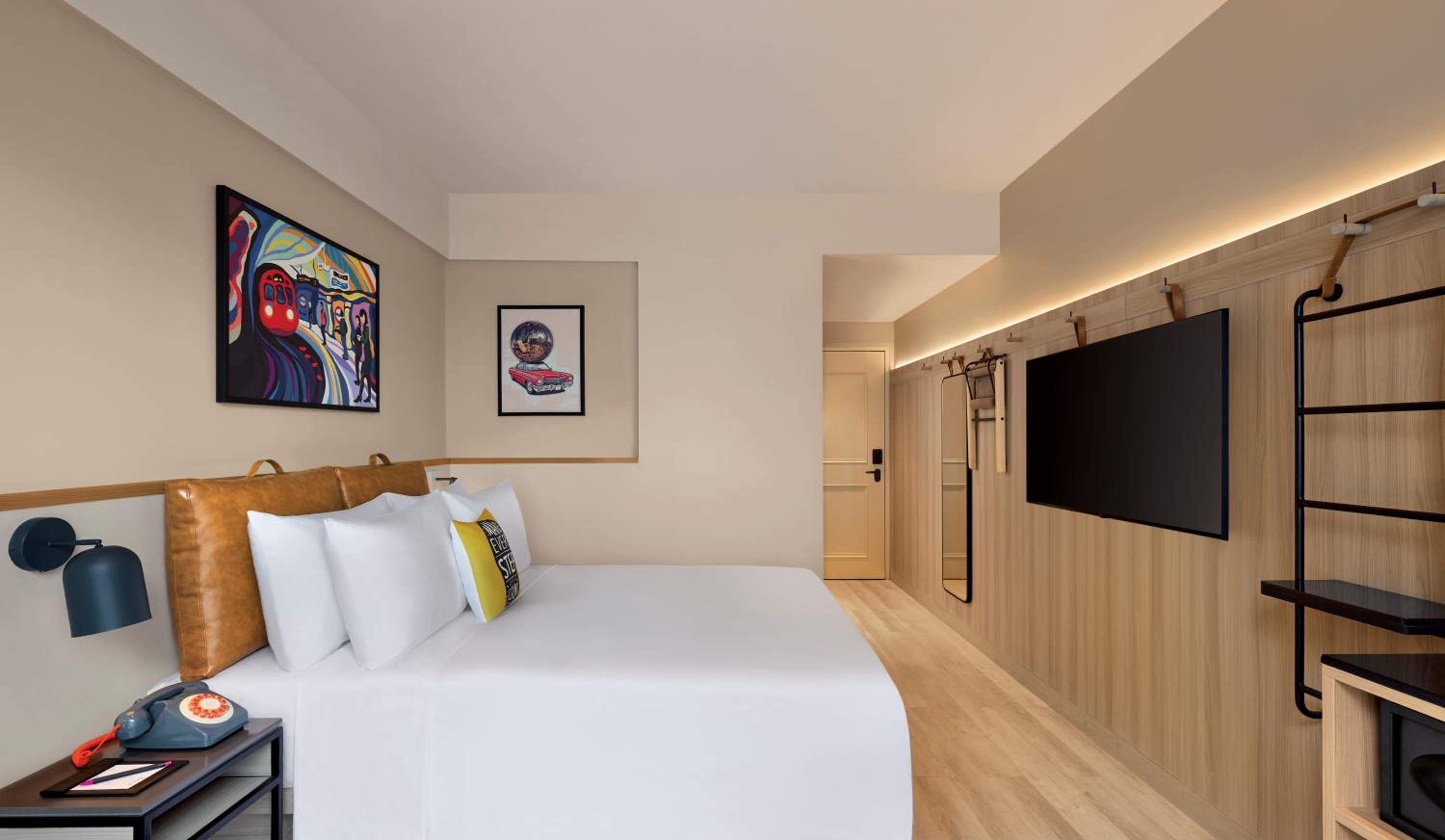 Moxy, Queen Bed