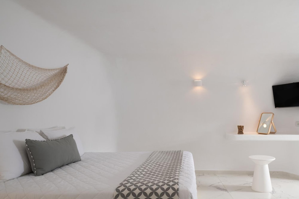 White Concept Caves - Adults Only 22/34