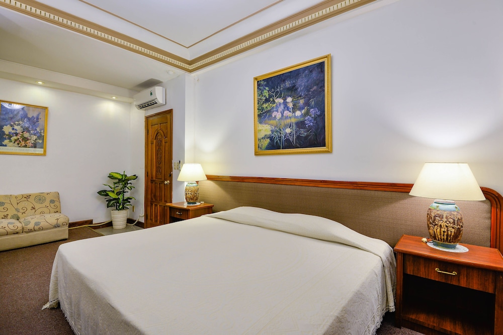 The Spring Hotel 16/56