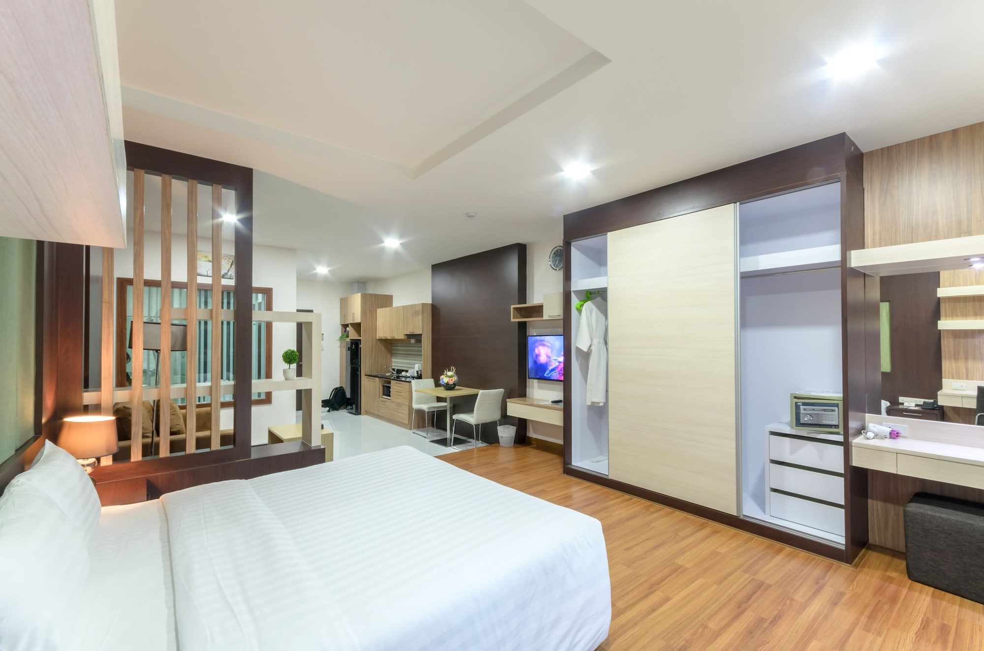 DELUXE, DOUBLE BED