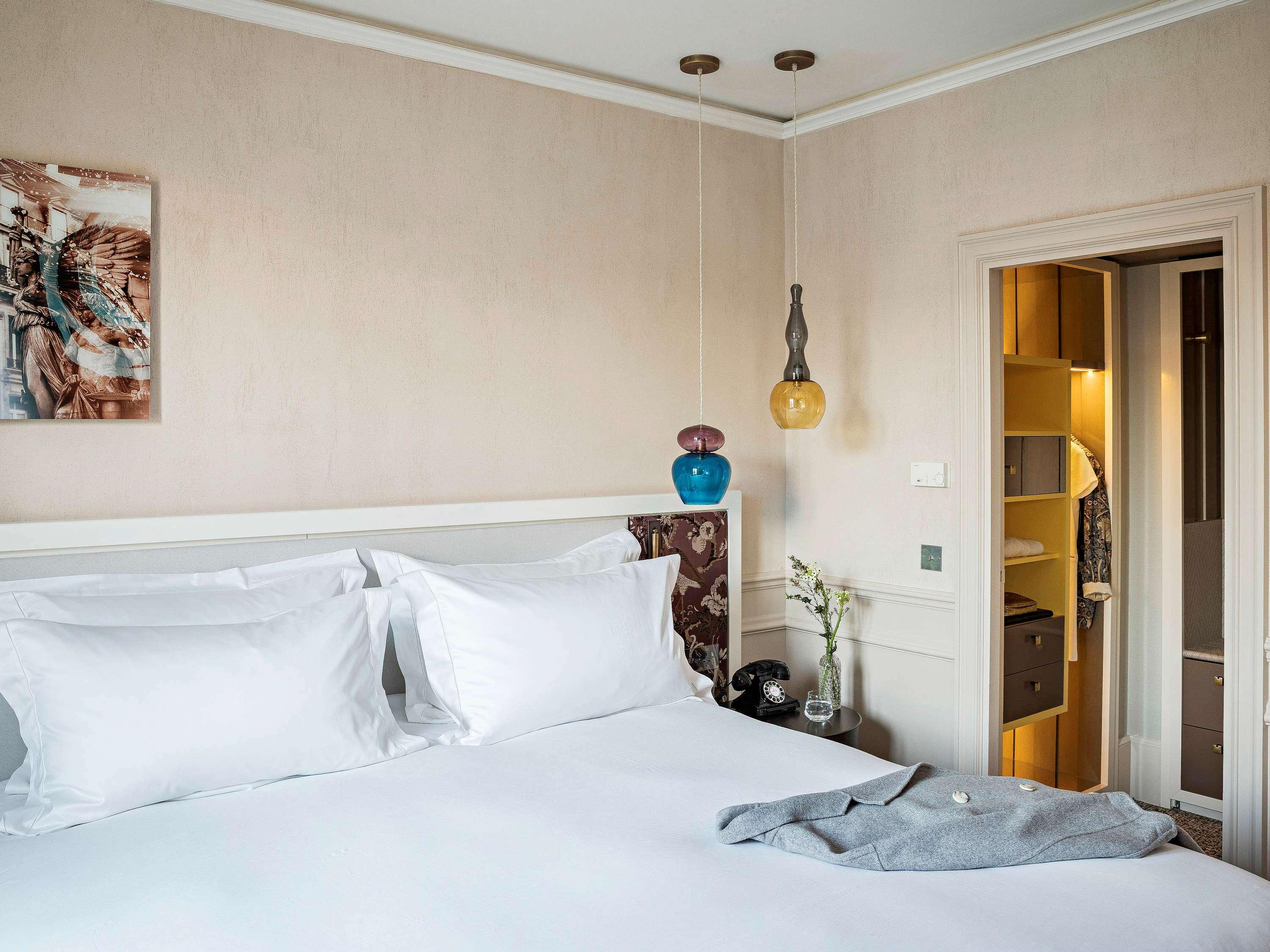 Design, Junior Suite, King Bed, Street or Courtyard View, Sofa, Living Area