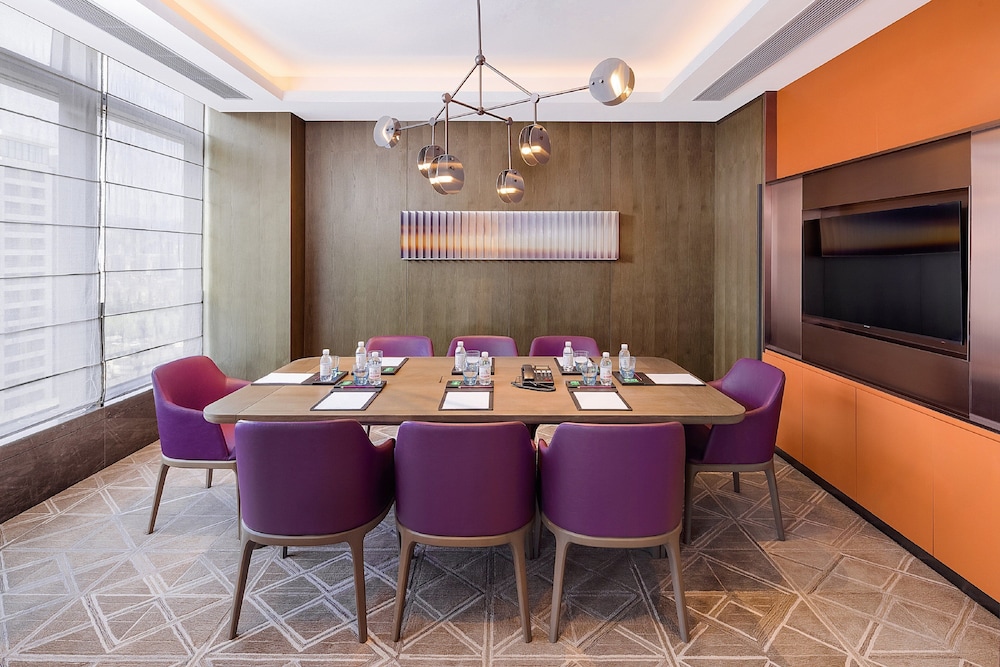 Crowne Plaza Qingdao Jinshui 64/84