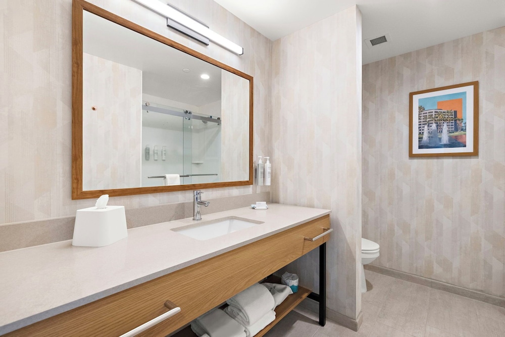 Hampton Inn by Hilton Ontario Airport 33/36