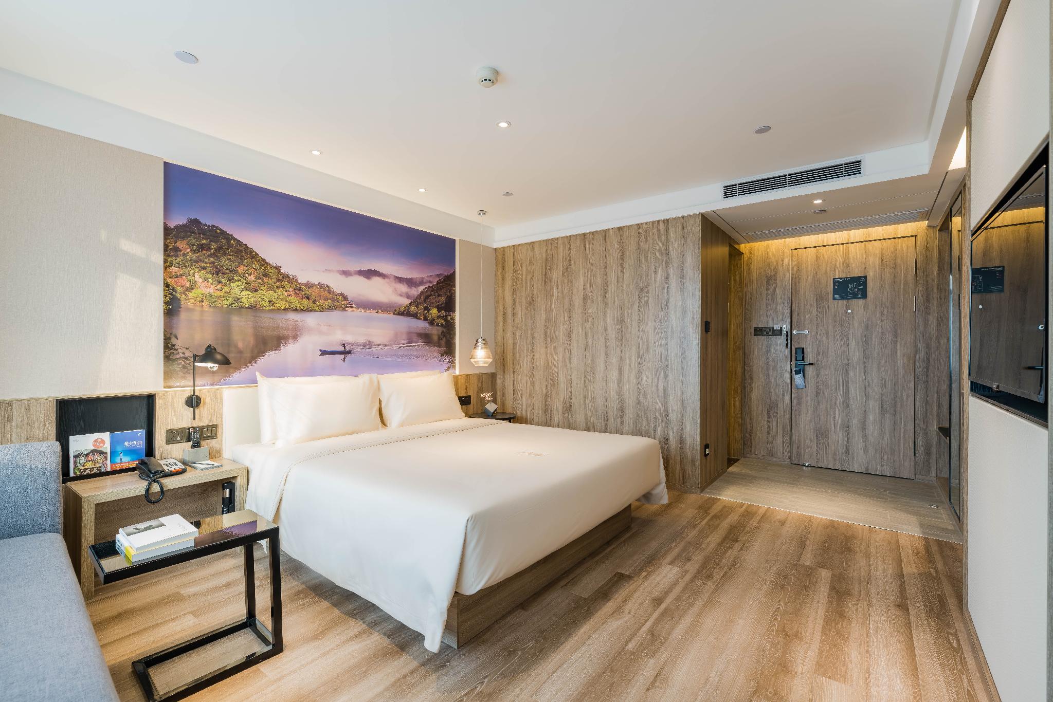 Elegant, Queen Bed