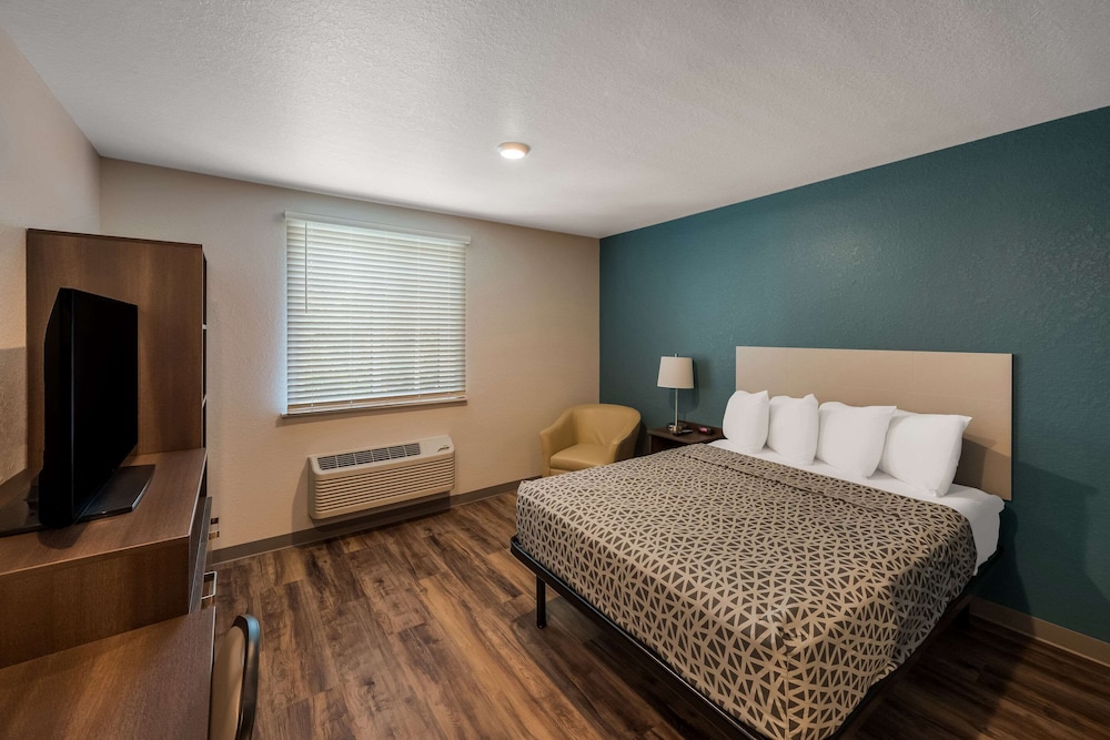 SUITE, QUEEN BED