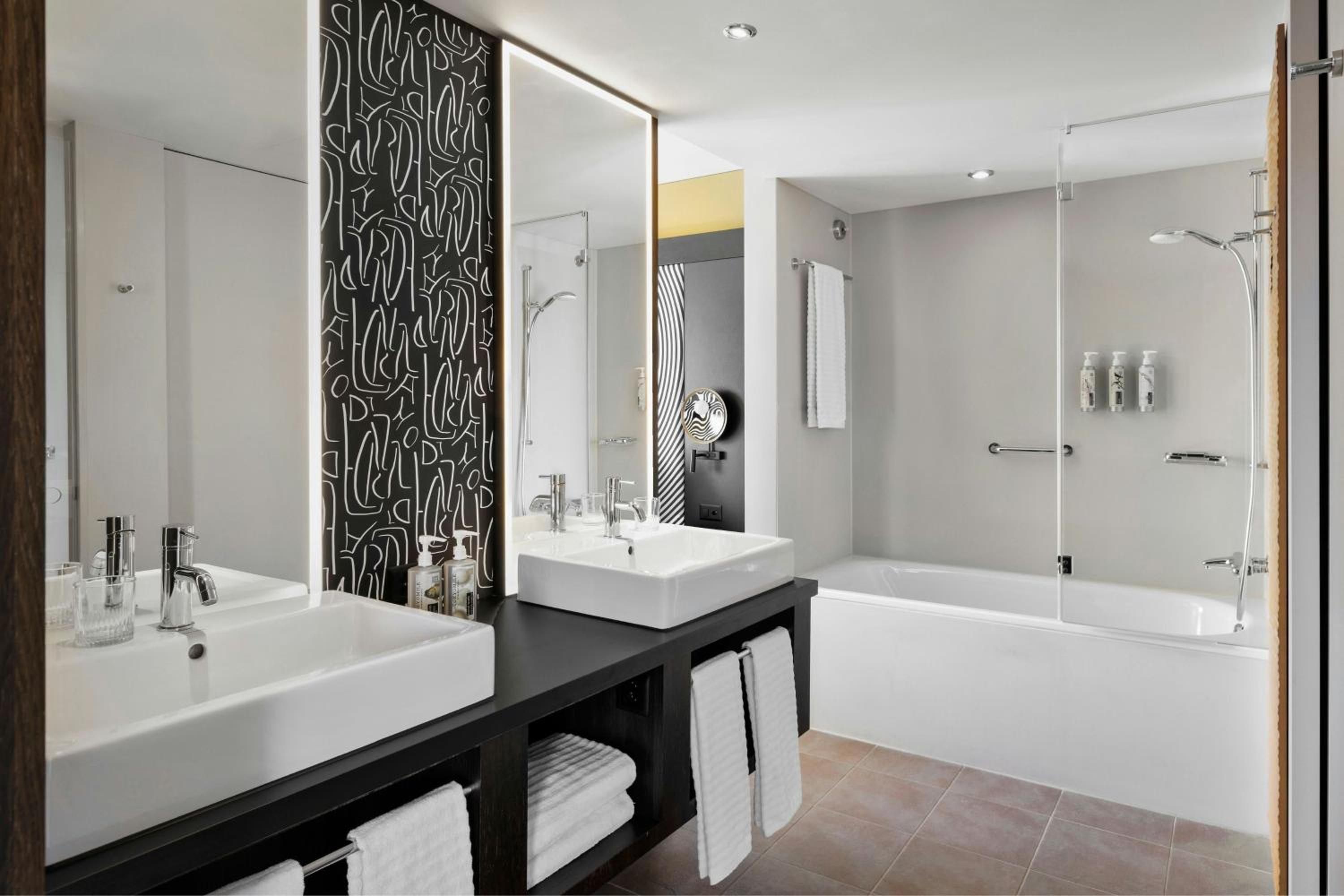 جناح تنفيذي بسرير كينج مع أريكة مع دخول صالة النادي، RENAISSANCE ZURICH TOWER HOTEL 6/9