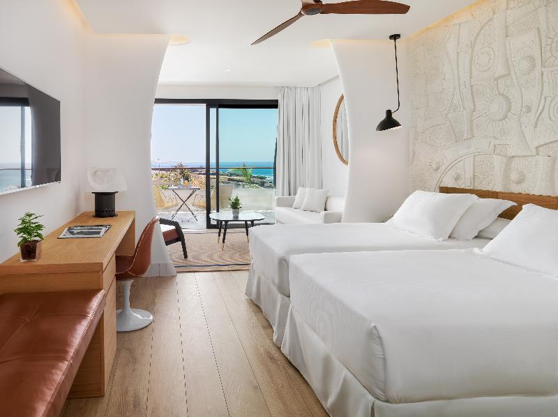 ROOM, DOUBLE OR TWIN BED, PARTIAL SEA VIEW