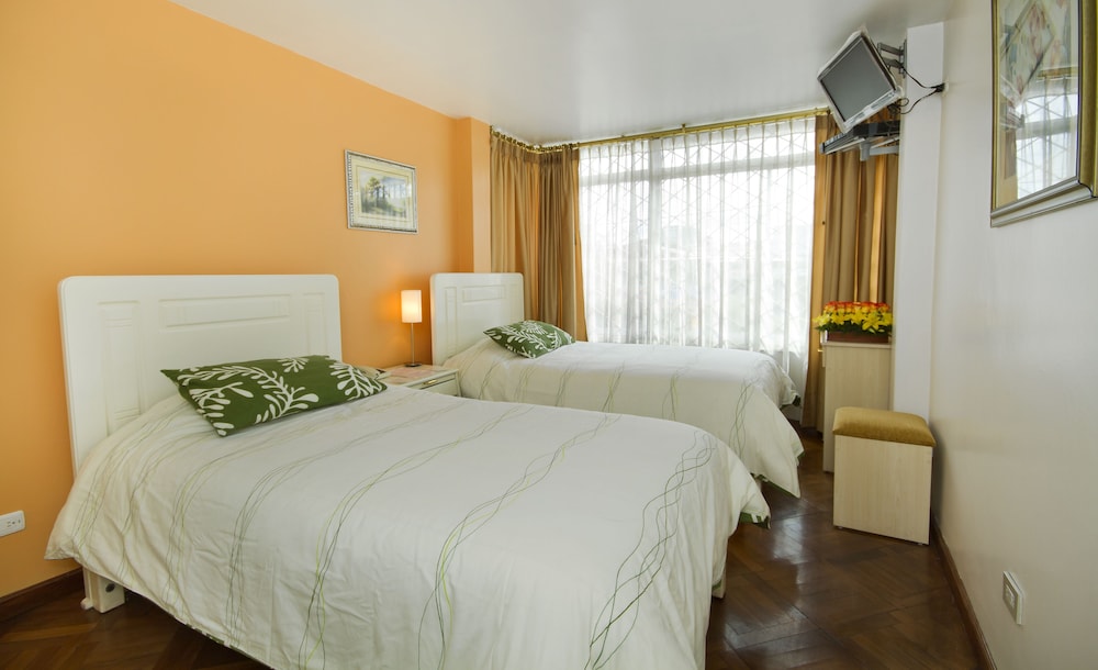 ROOM, TWIN BEDS