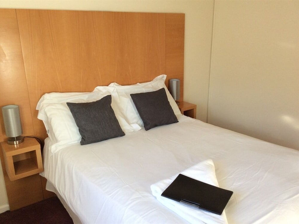ROOM, DOUBLE BED