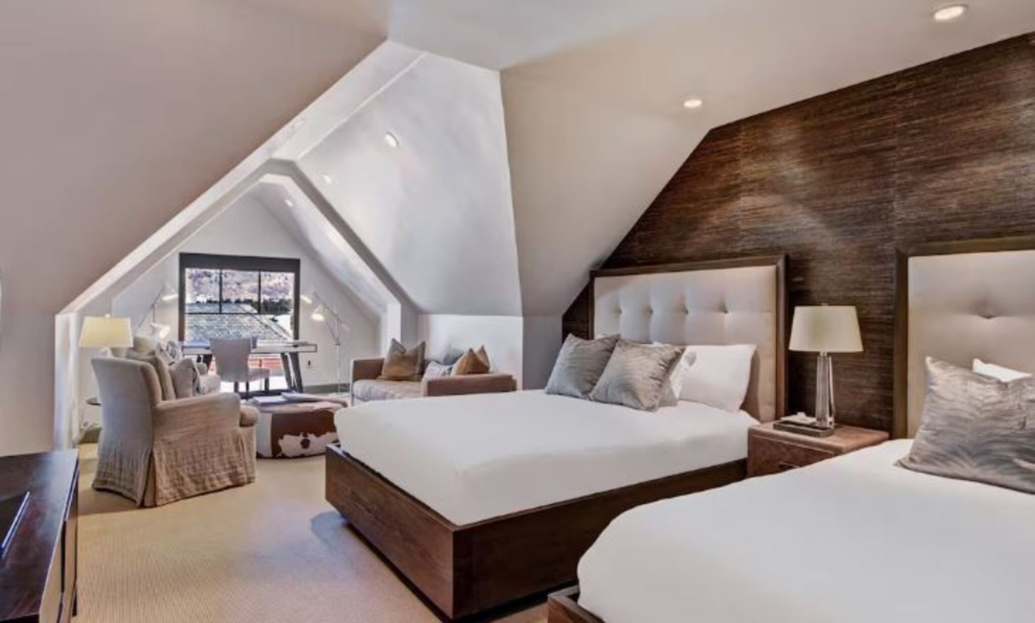 4 Bedrooms, House