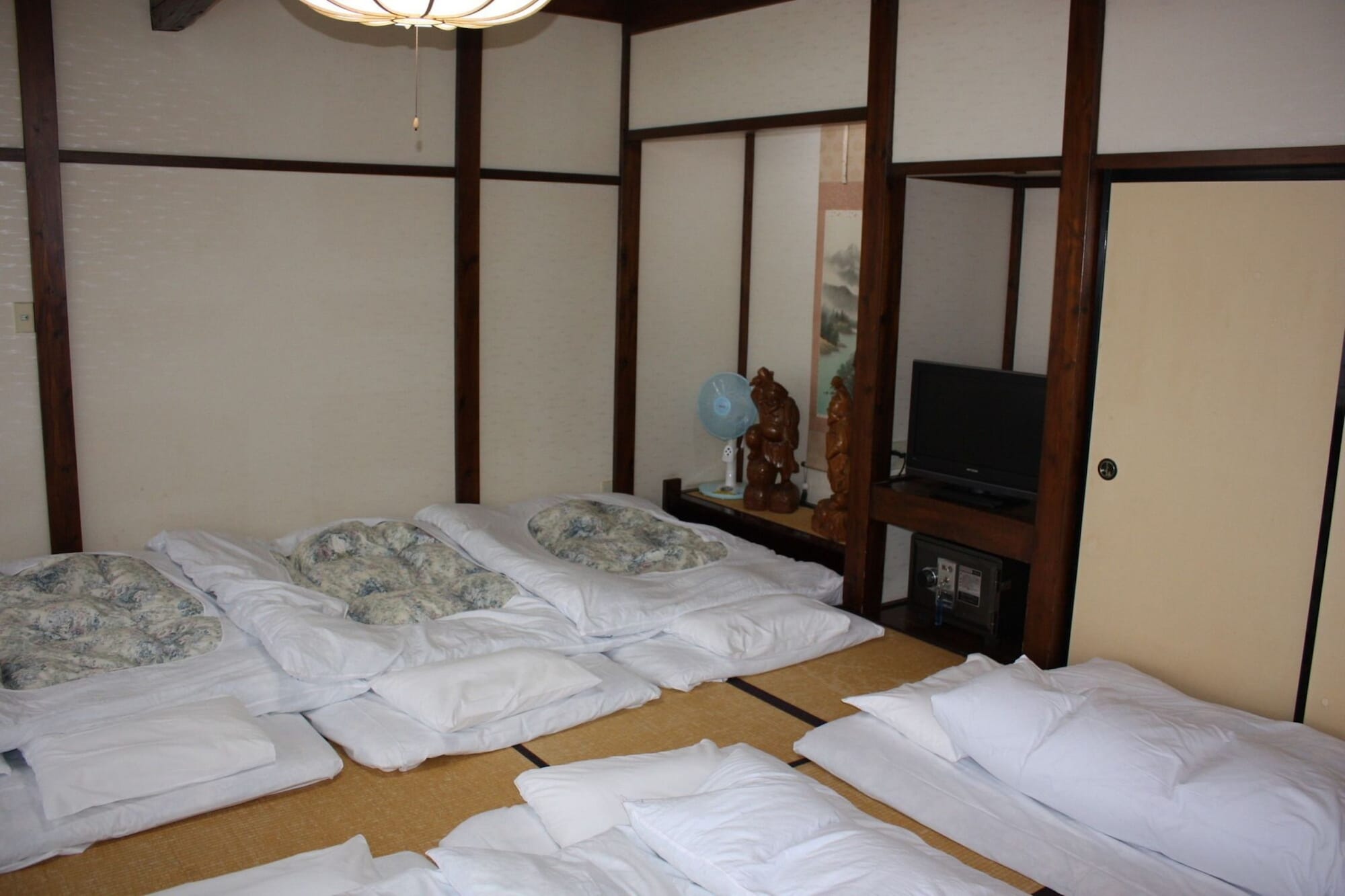 JAPANESE, FAMILY, SHARED BATHROOM
