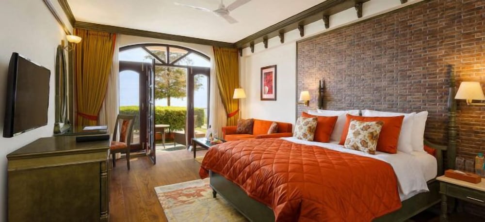 Garden, Queen Bed, Valley View