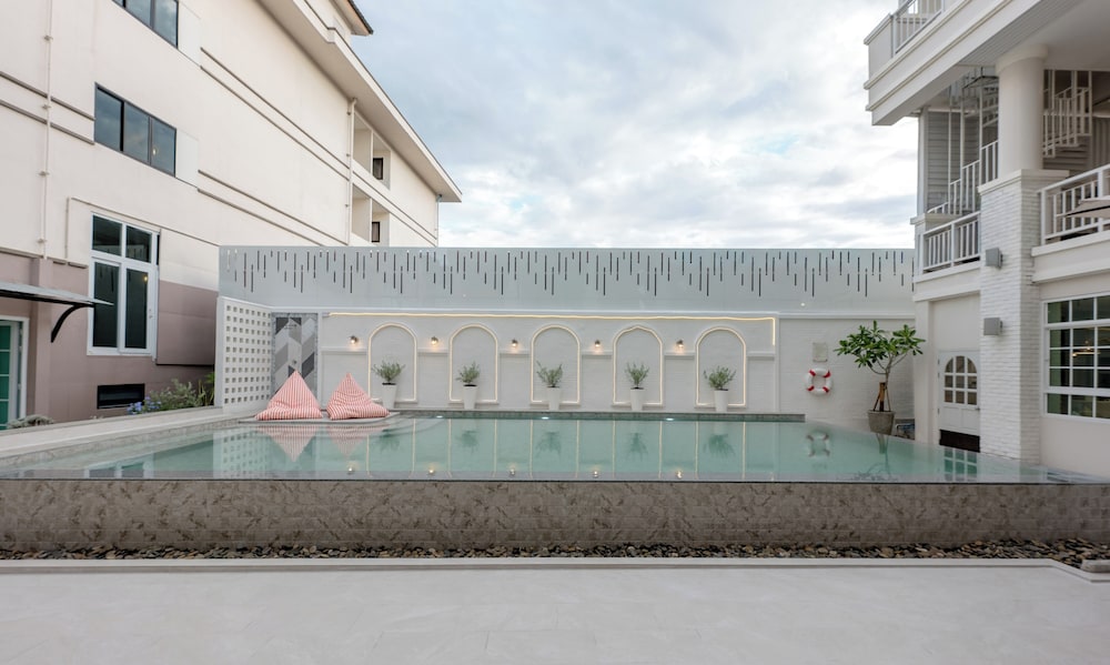 De Hug Hotel & Residence 63/68