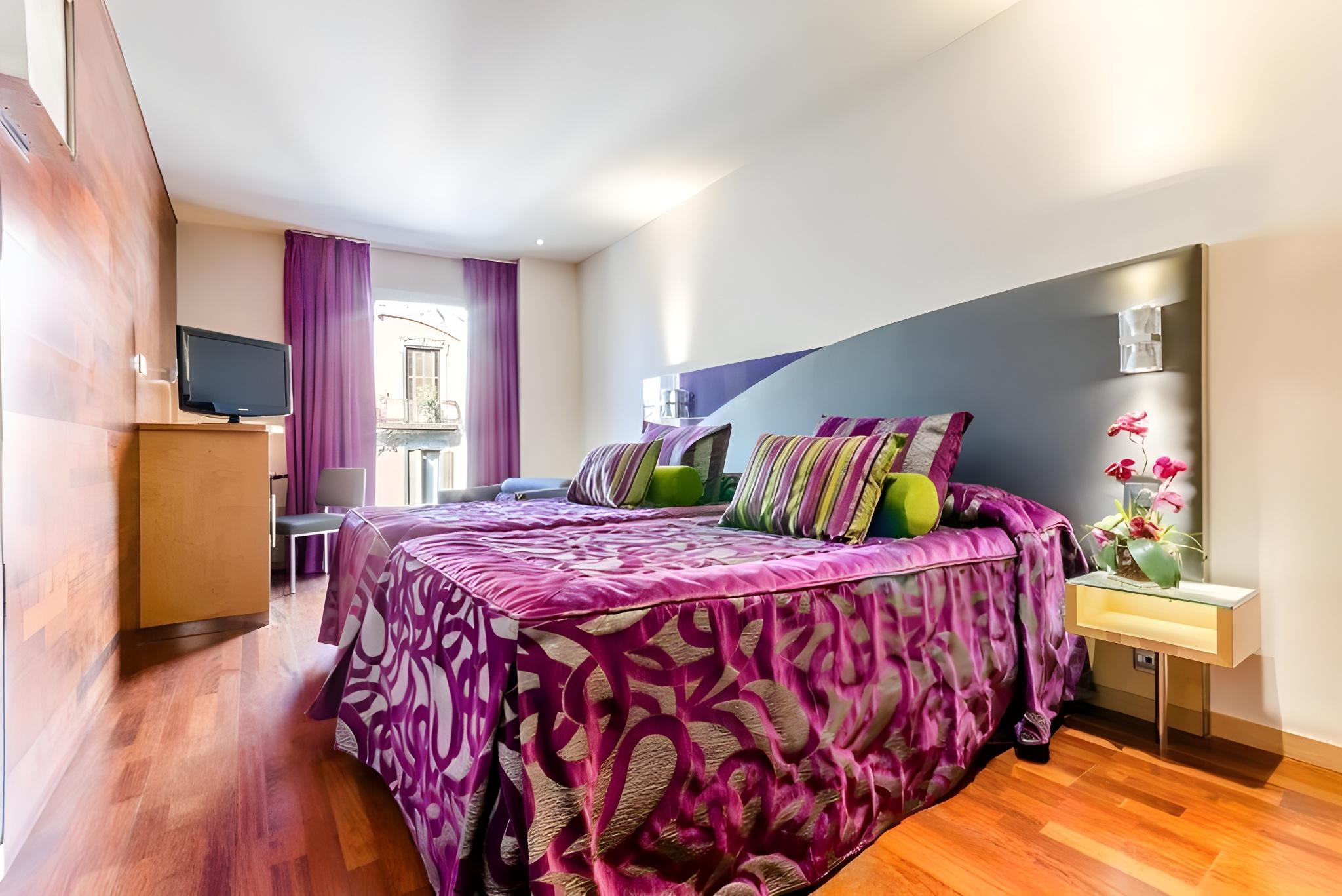 ROOM, TWIN BEDS