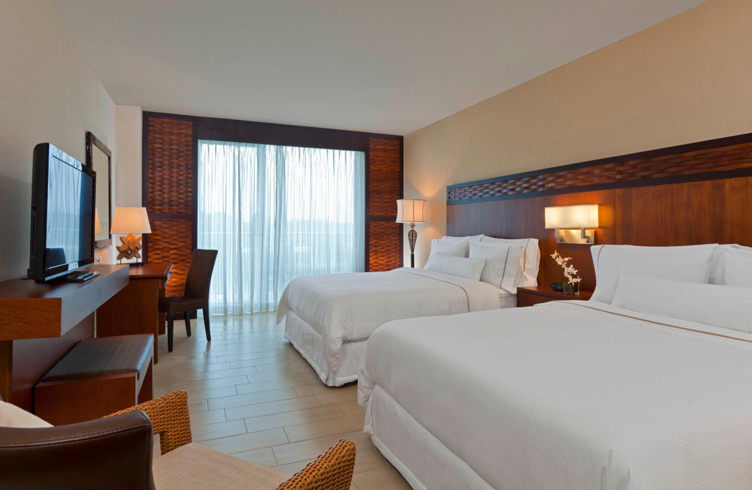 Guest Room, Deluxe, 2 Queen Beds, Garden View
