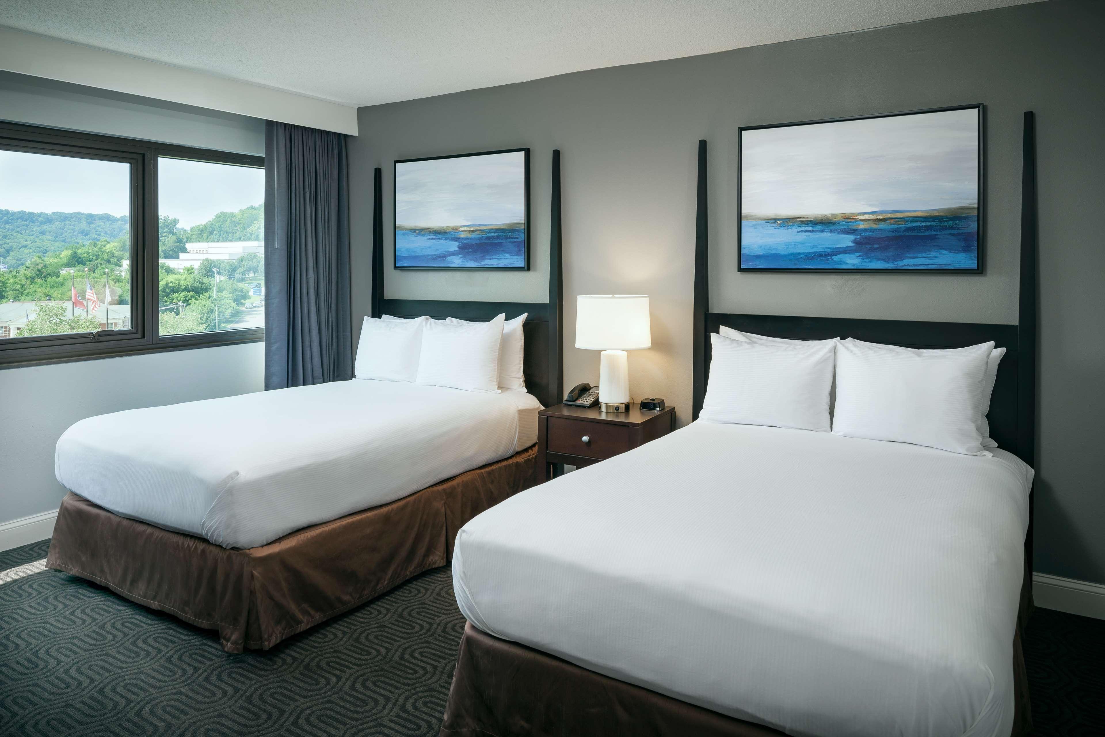 Room, 2 Double Beds, Executive Level, Bathtub