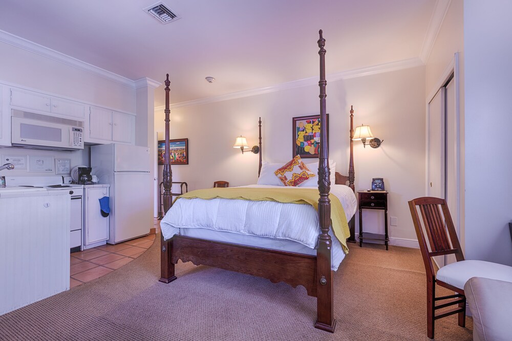 The Caribbean Court Boutique Hotel 9/83