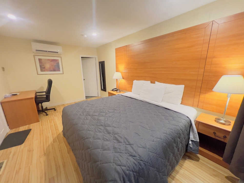 OYO First Canada Hotel Cornwall Hwy 401 ON 15/42