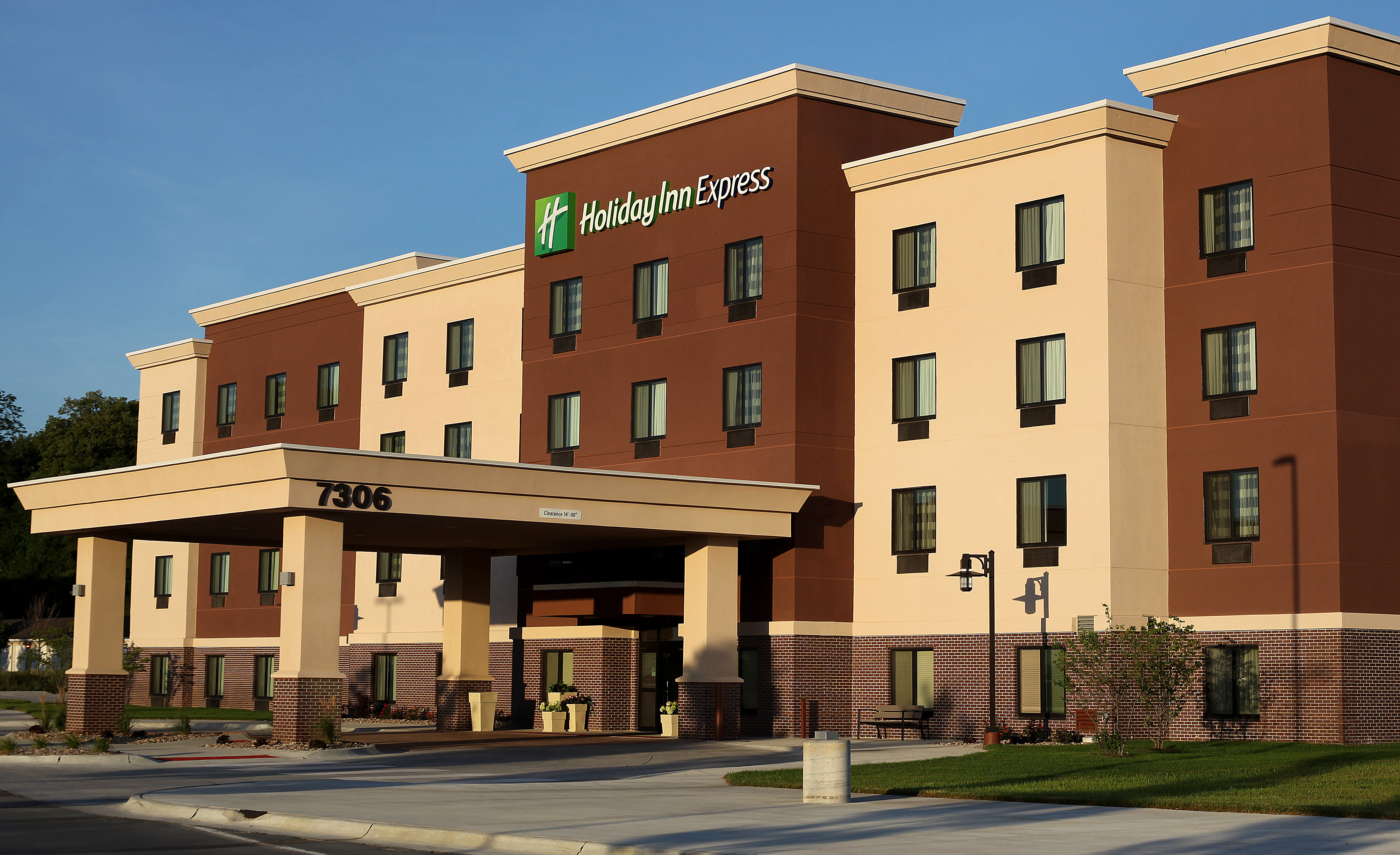 Holiday Inn Express Ralston Arena Area 18/19