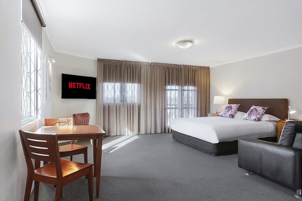 Tudor Motor Inn 29/33