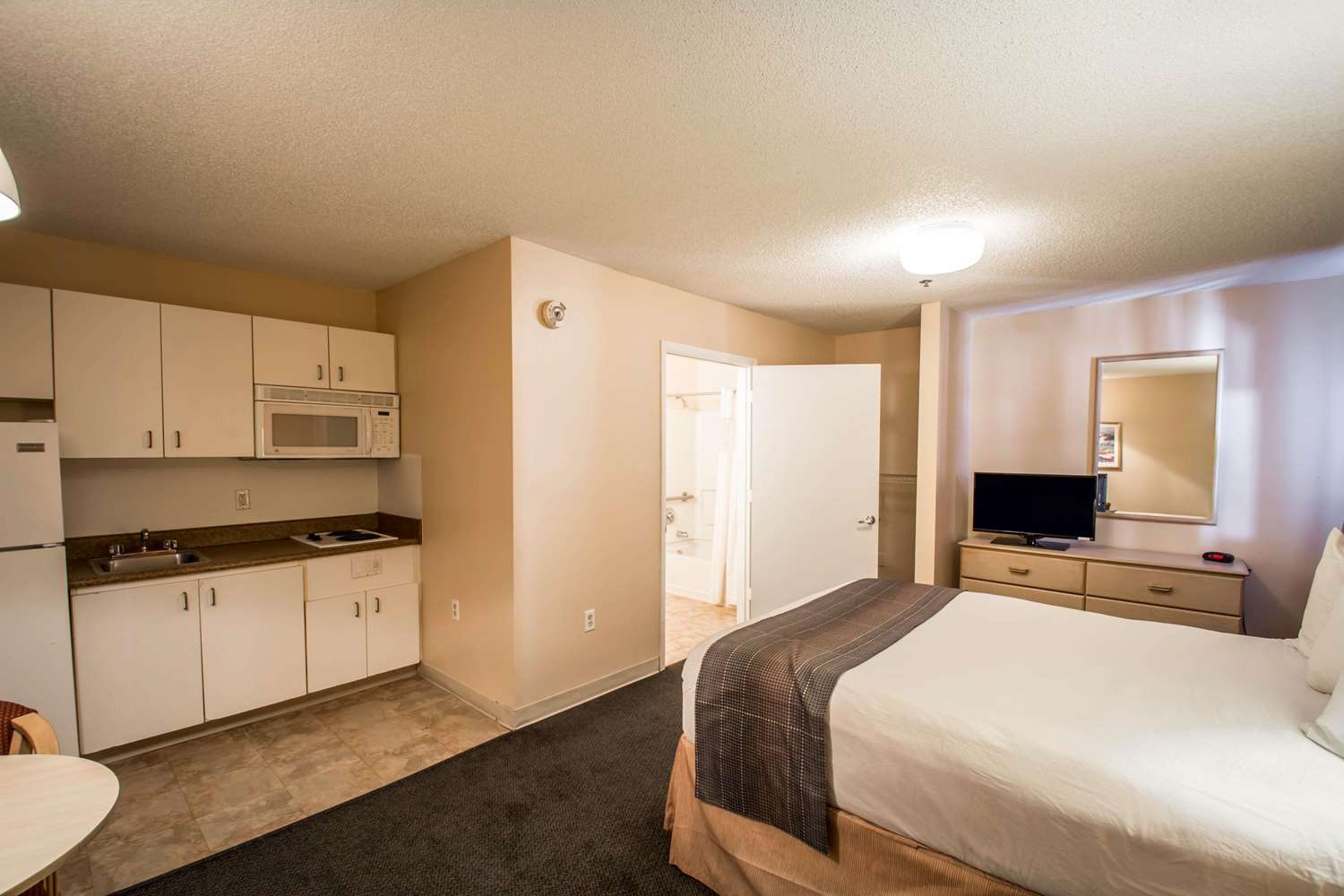 Efficiency, Queen Bed, Smoking, Accessible