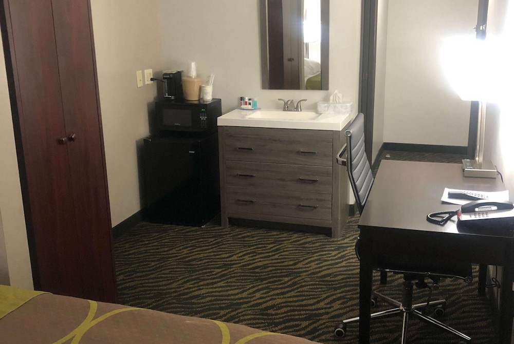 Super 8 by Wyndham High Point/Greensboro 9/34