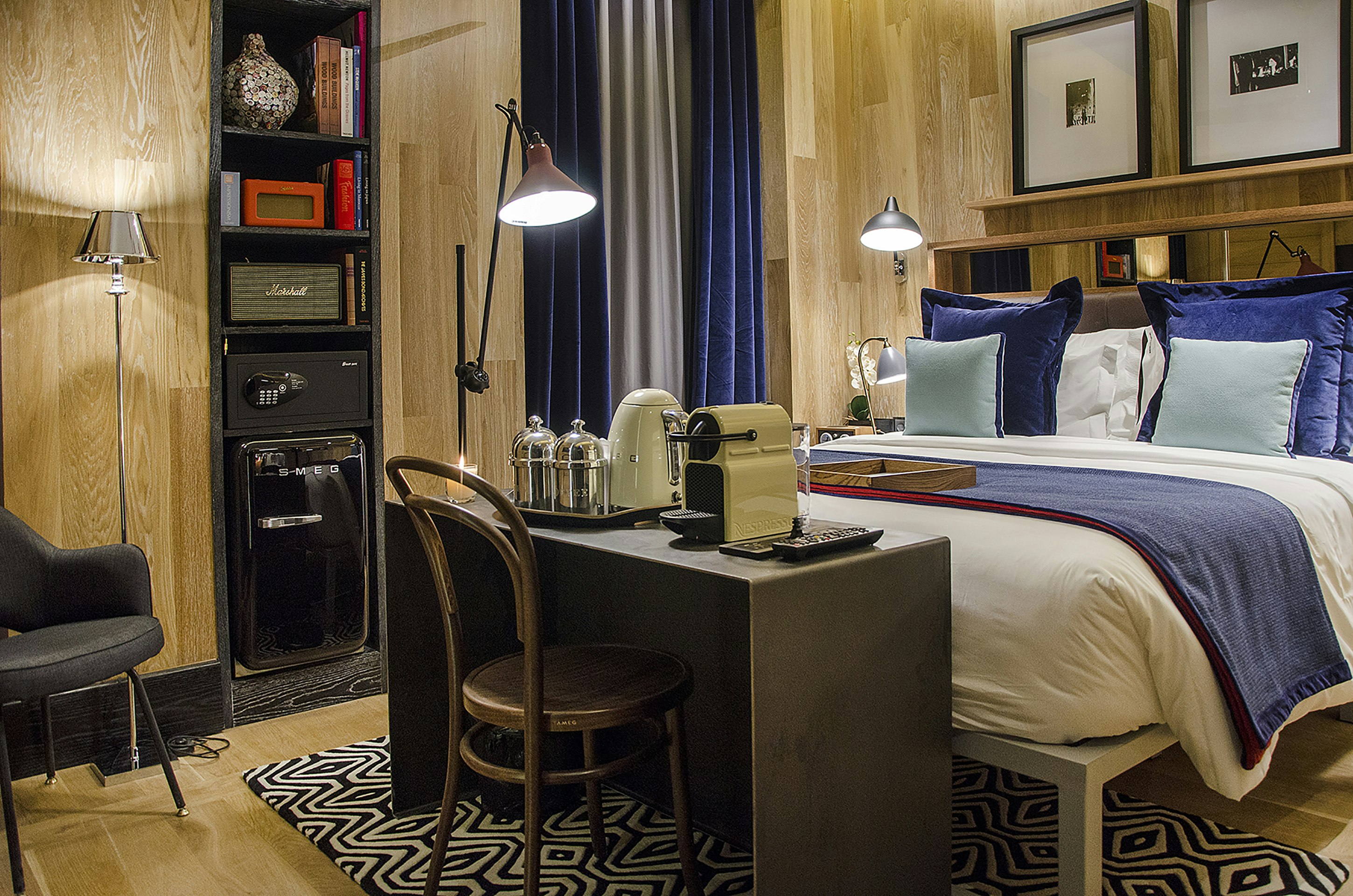 Room, Queen Bed, Street View, Small