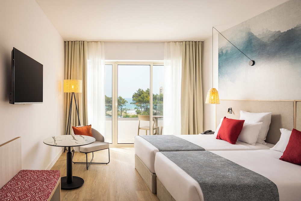 SUPERIOR, DOUBLE BED, POOL VIEW, BALCONY