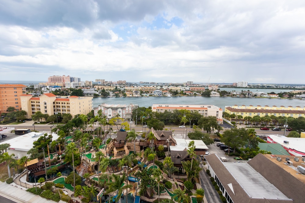 Hampton Inn and Suites by Hilton Clearwater Beach 30/83