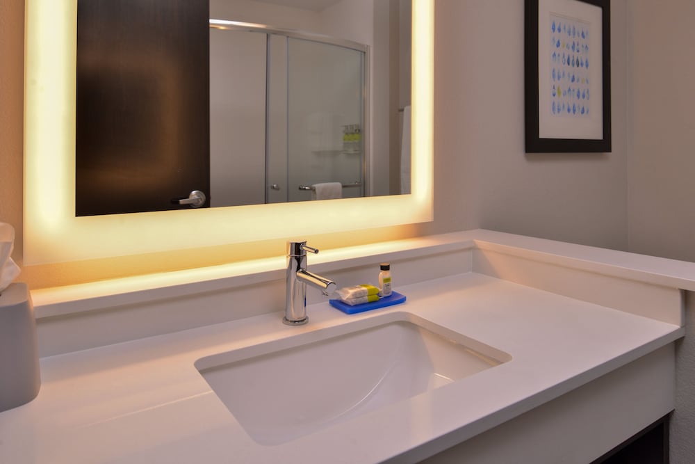 Holiday Inn Express & Suites Olathe West 33/60
