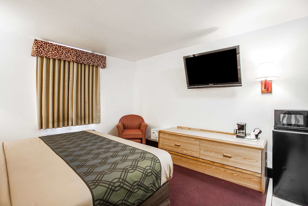 Econo Lodge Truman Inn 23/48