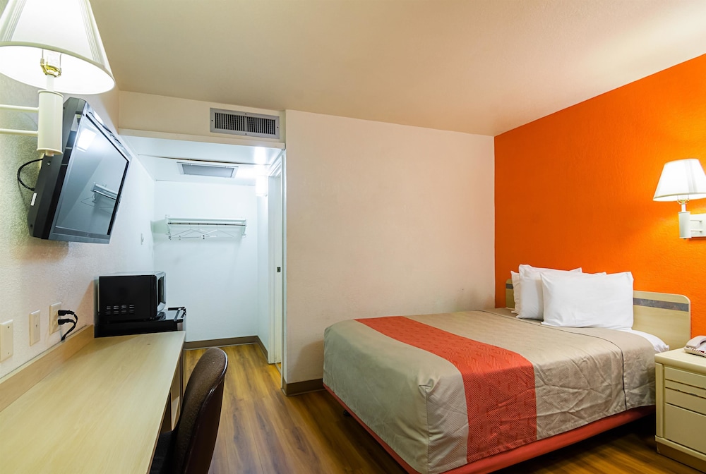 Motel6 Mitchell, SD 20/68